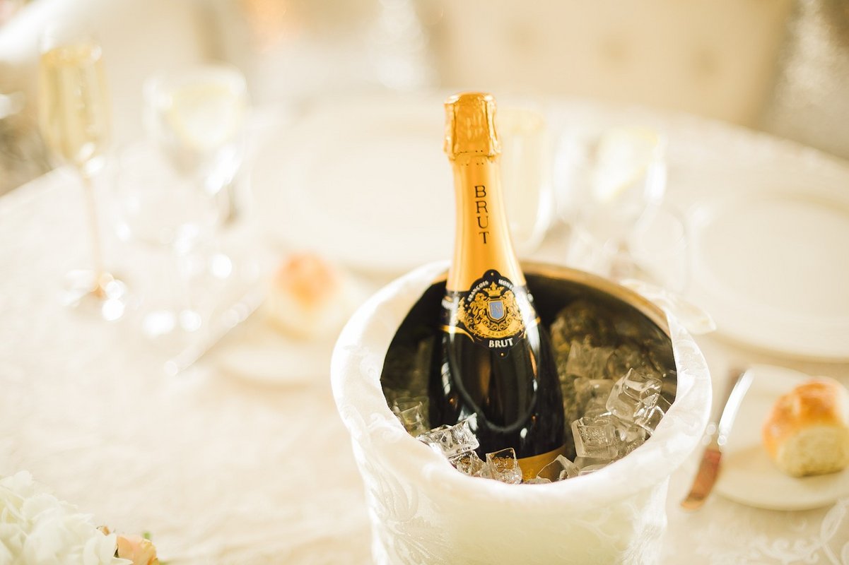 seau contenant une bouteille de champagne avec des verres