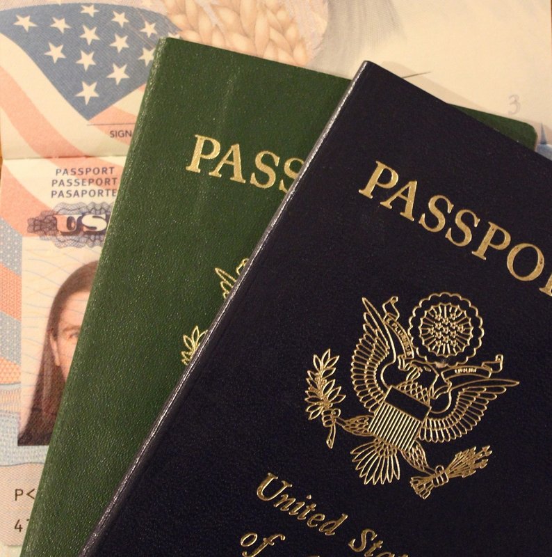 Photo montrant plusieurs papiers d'identité dont deux passeports